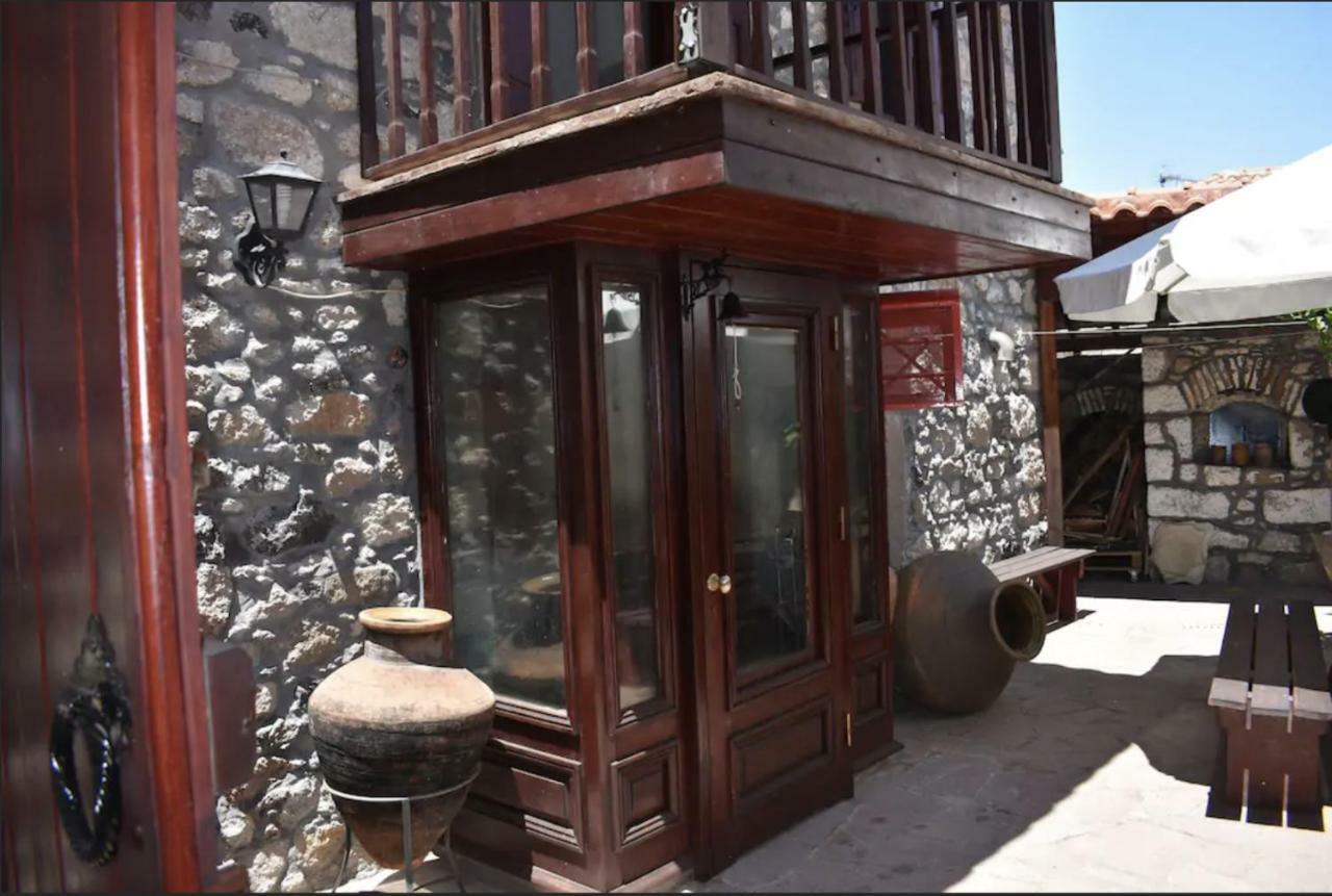 Villa Wood And Stone In The Path Of Lava Antissa Exterior foto