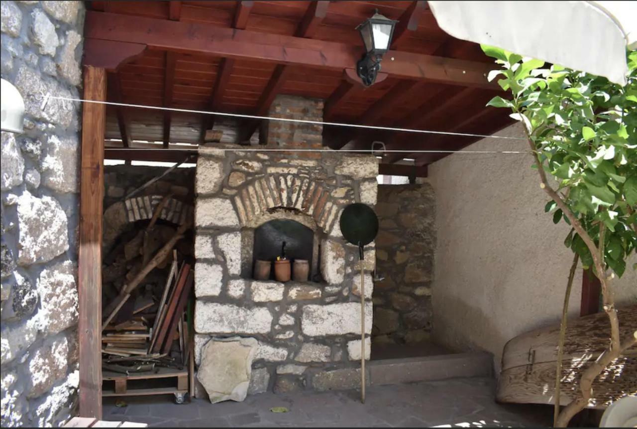 Villa Wood And Stone In The Path Of Lava Antissa Exterior foto