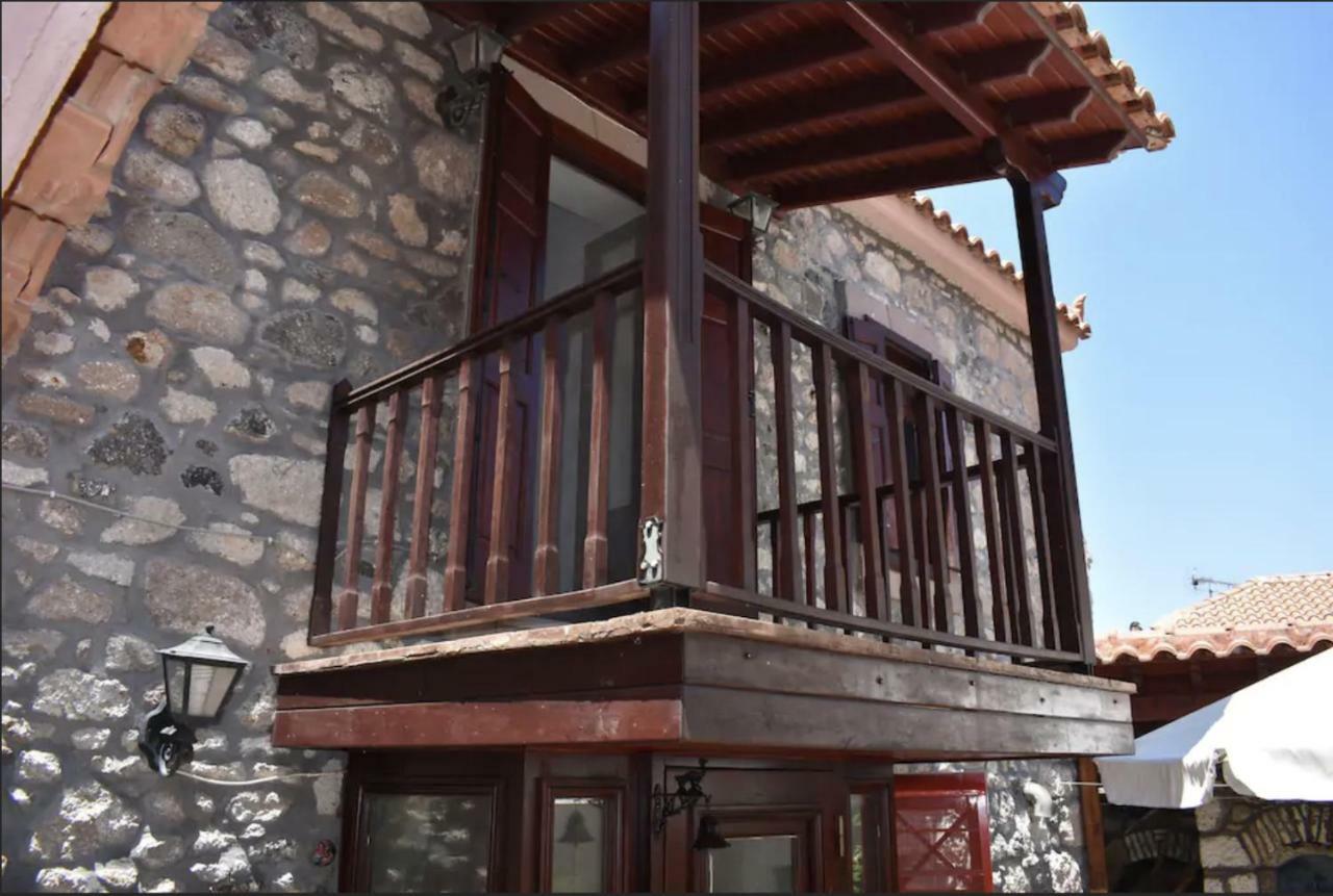 Villa Wood And Stone In The Path Of Lava Antissa Exterior foto