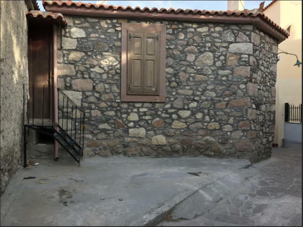 Villa Wood And Stone In The Path Of Lava Antissa Exterior foto