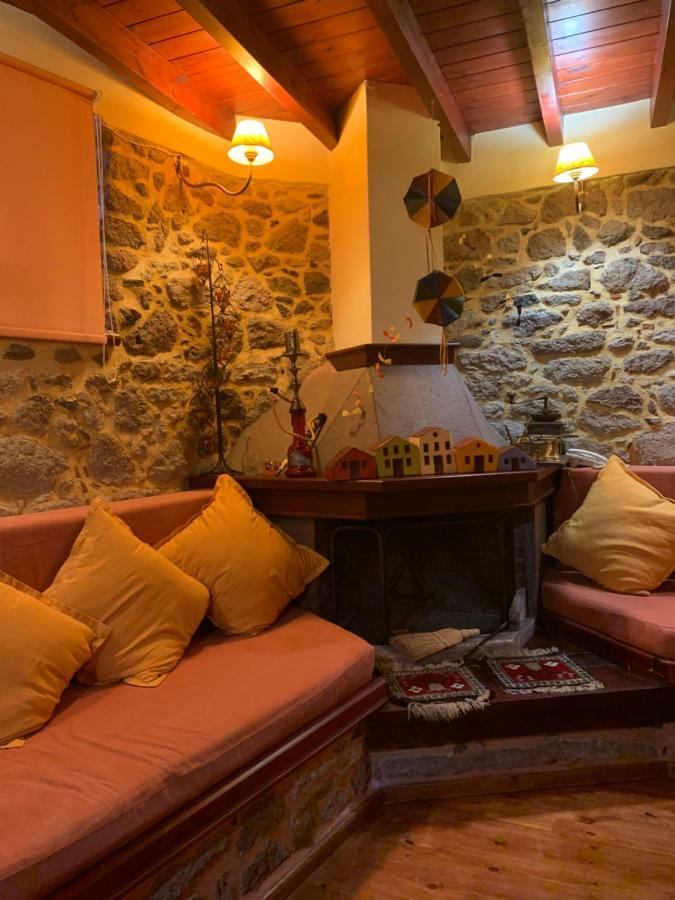 Villa Wood And Stone In The Path Of Lava Antissa Exterior foto